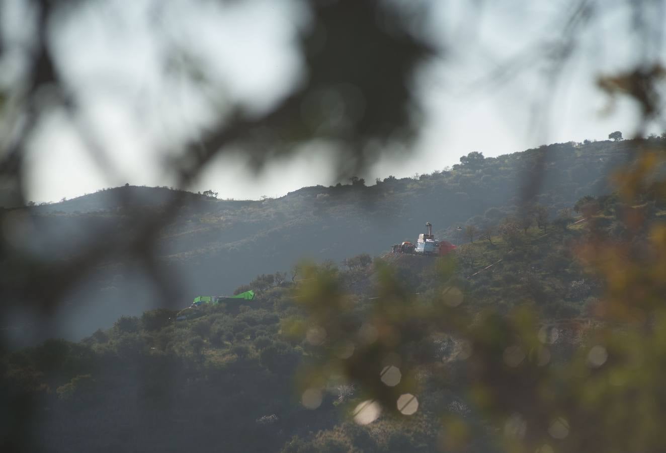 Un centenar de personas agota las horas para encontrar a Julen en el pozo de Totalán (Málaga)